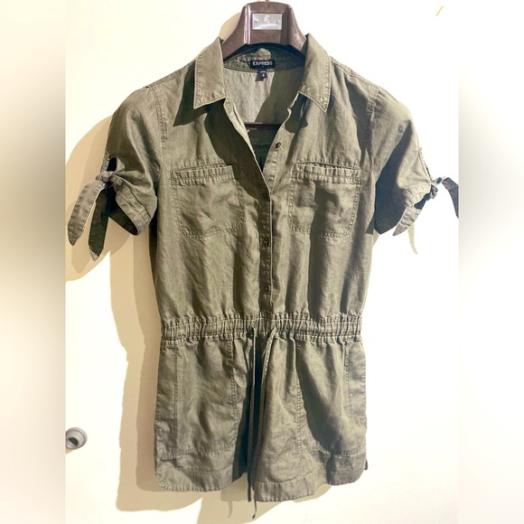 EXPRESS -Utility Style Short Jumpsuit. Size Medium NWOT - Picture 2 of 6